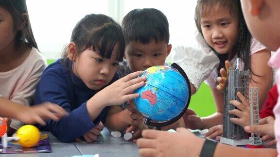 亚洲小学生和老师在科学实验室