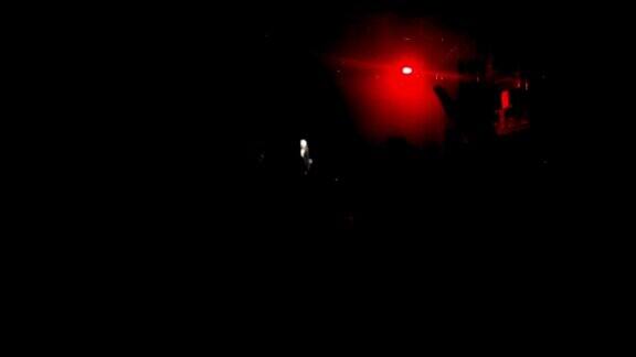 实时画面:闪烁的红灯和摇滚音乐会现场人群的掌声