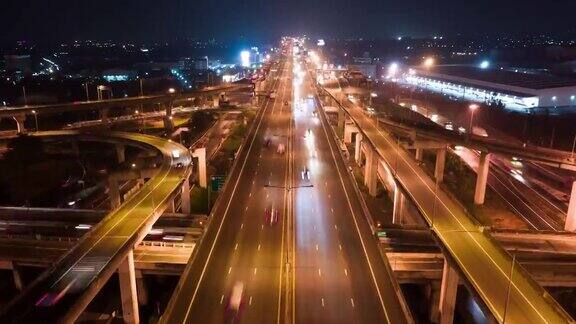 亚洲城市多车道高速公路或高速公路夜间行车的超延时延时无人机鸟瞰图向前飞行土木工程亚洲交通理念