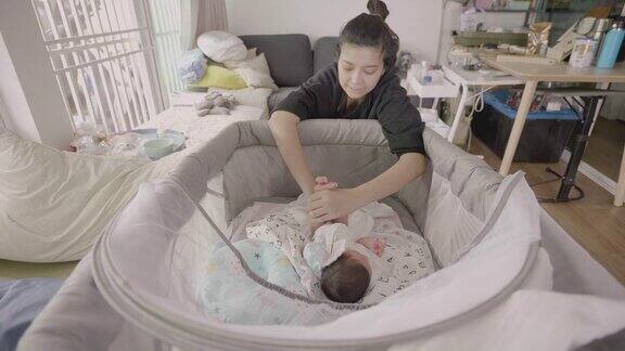 亚洲妈妈准备给小宝宝(0-1个月)换尿布
