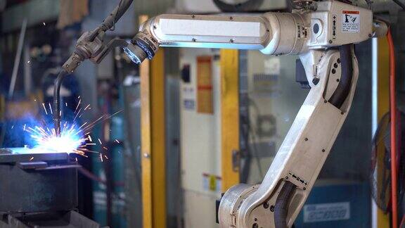 自动化焊接机械臂在工厂工作