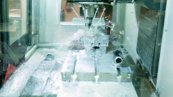 工业工厂中用于铣削钢零件的机器人自动化机器现代工程