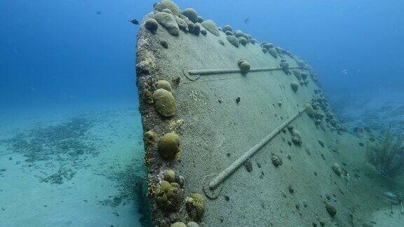在库拉索岛附近的加勒比海珊瑚礁中潜水员和船只的残骸“黑沙沉船”