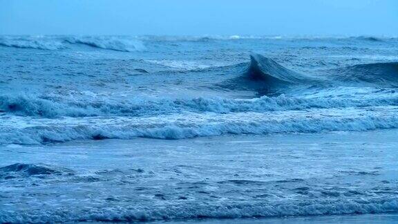 波涛汹涌的大海蓝色的巨浪白色的浪花和水花