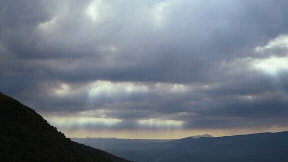 捕捉光:黄昏的光线在山的千变万化的云