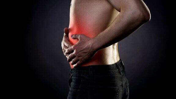 男人腹部疼痛腹部疼痛在黑色背景上