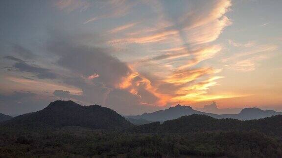 美丽的早晨景色金色的日出在高山上