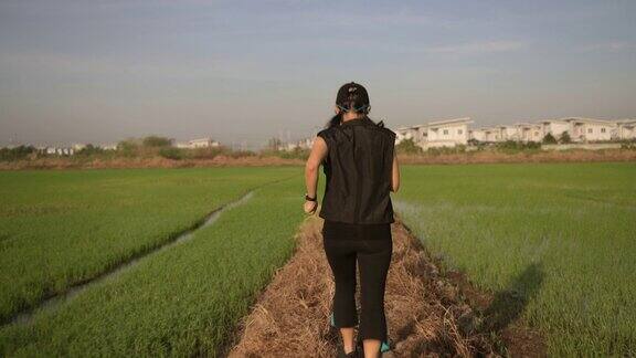 亚洲女人在外面跑步