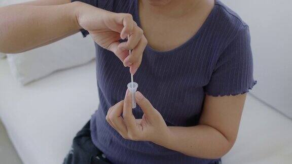 亚洲妇女检测鼻冠状病毒冠状病毒快速自拭子试剂盒在家里
