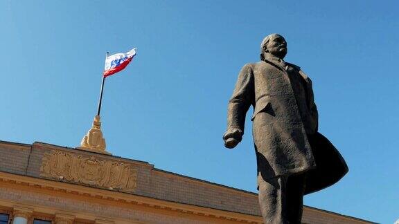 弗拉基米尔列宁的雕像在俄罗斯国旗的背景