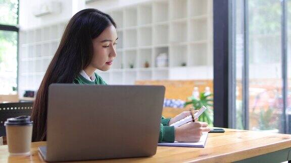 从事金融工作的女性正在使用现代计算器和笔记本电脑进行会计计算