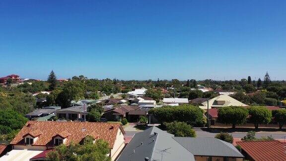 澳大利亚西部罗金厄姆一个阳光明媚的海滨郊区的鸟瞰图