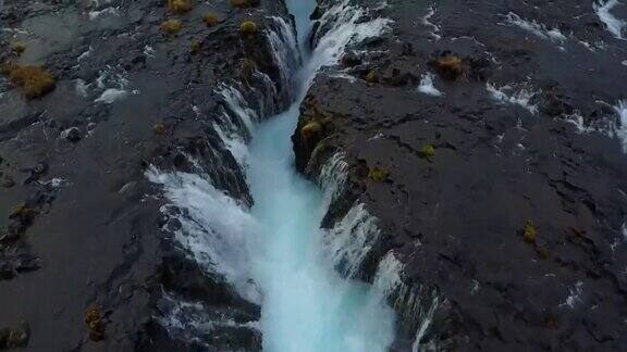 鸟瞰图在冰岛的冬天布鲁尔福斯瀑布