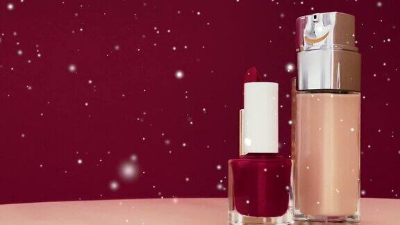 红色唇膏、粉底液、指甲油瓶等高档彩妆产品圣诞、彩妆、美妆品牌的雪花效果