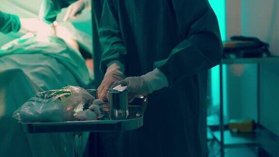 外科医生们正在手术室里抢救生命