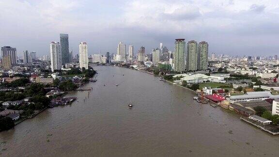 鸟瞰图美丽的城市景观和船在Chaopraya河在黄昏