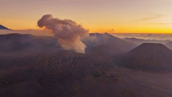 在印尼东爪哇的BromoTengger塞梅鲁国家公园日出或日落的天空中令人惊叹的延时Bromo火山风景背景超延时拍摄