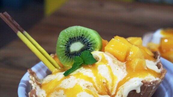 著名的芒果刨冰配冰淇淋和蛋奶冻热带水果冷甜