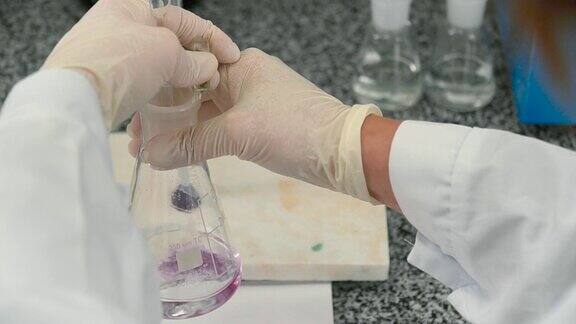 科学家将两种透明液体混合创造出粉色物质