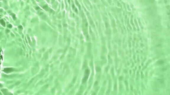 水波在绿色背景上产生波浪和圆环