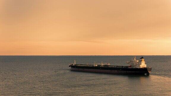 太阳落山时一艘货船在海上航行