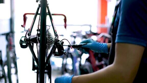 一个自行车车间的员工一边修理一边使用他的工具