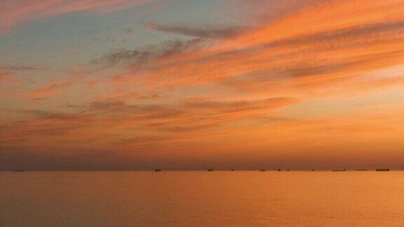 壮丽的日落在美丽的海上专业的时间流逝没有闪烁没有鸟