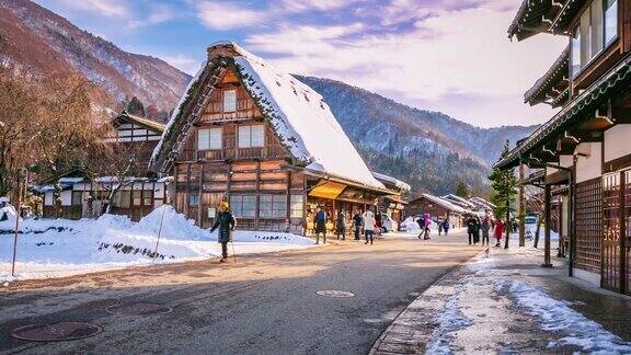 白川村日落与白雪和人群游客在日本旅游时光流逝