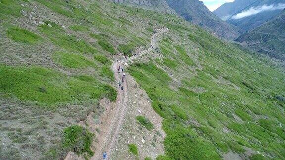 一群人从山坡上跑下来高加索山脉俄罗斯