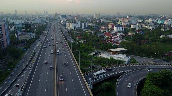 高速公路鸟瞰图繁忙的城市交通在道路上超速行驶