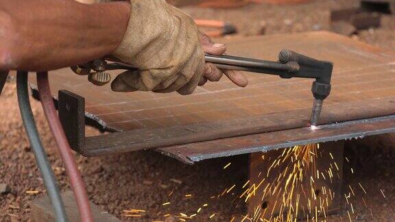 机械师的手正在使用钢制切削工具