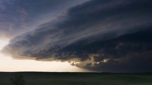 强烈的风暴云穿过开阔的农田