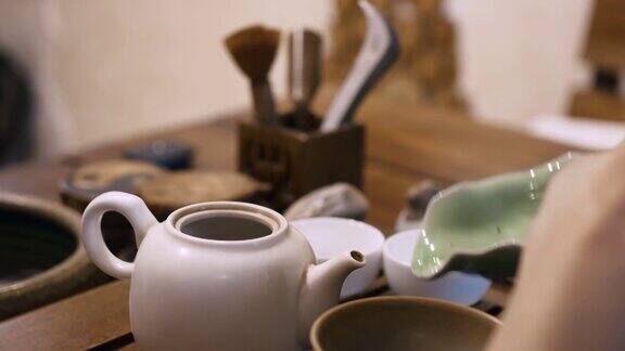 中国的泡茶仪式一个红指甲的女人把干绿茶倒进茶壶里用沸水冲泡Cerimonium喝茶