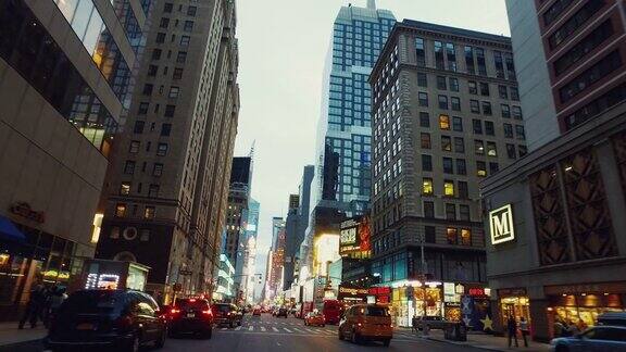 在纽约时代广场开车