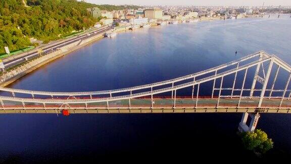 在乌克兰基辅横跨第聂伯河的步行桥