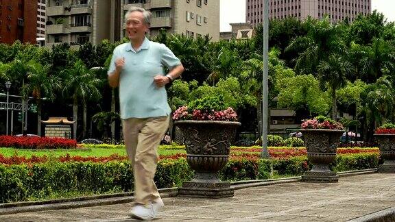 微笑活跃的老人在城市慢跑