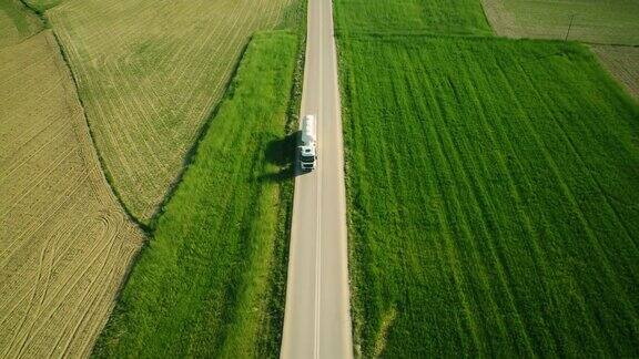 在美丽的乡村道路上的半拖车鸟瞰图