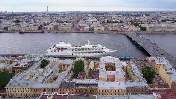俄罗斯夏季圣彼得堡城市景观涅瓦河空中全景4k