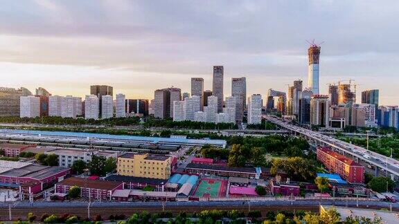 繁忙的交通在建的摩天大楼中国北京的(延时)