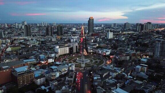 日落时城市的鸟瞰图飞越泰国曼谷巨大的回旋处