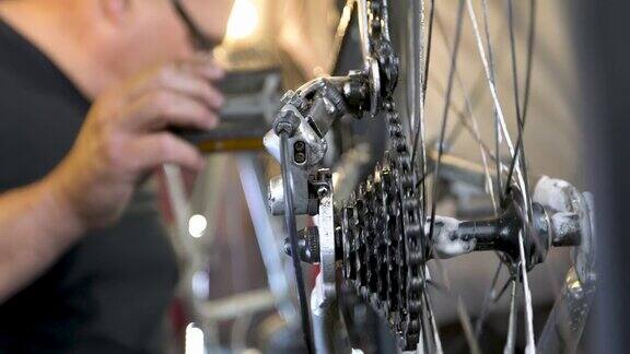 自行车修理工给自行车链条上油