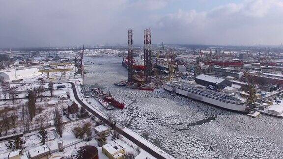 冬季有浮冰的冰河上造船厂的航拍图