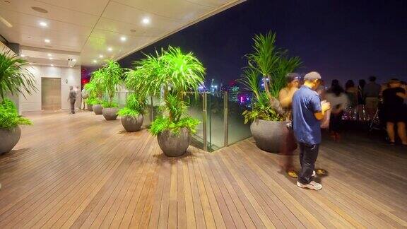 夜晚照亮新加坡著名的酒店屋顶观景台滨海湾全景4k时间流逝