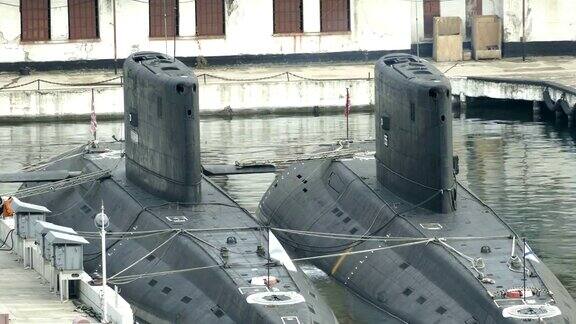 码头上的潜艇