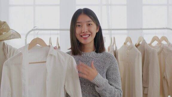 年轻的亚洲设计师女人的肖像看着相机和微笑