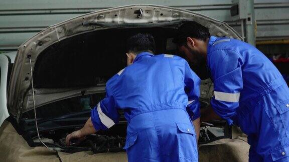 汽车修理工和团队检查汽车损坏部件的状况在汽车修理厂诊断和修理汽车汽车技师维修售后服务