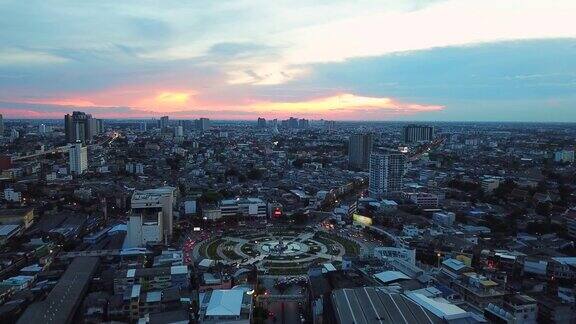 日落时城市的鸟瞰图飞越泰国曼谷巨大的回旋处