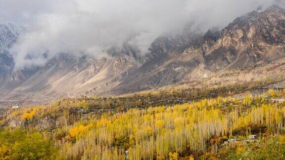 在巴基斯坦罕萨山谷的秋天喀喇昆仑山脉雪山壮丽景色的时间流逝移动云日出场景