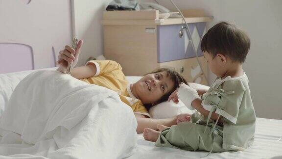 年轻的母亲和生病的男孩用生理盐水视频聊天