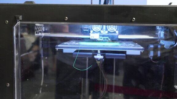 全自动三维3D打印机在现代科技展上工作